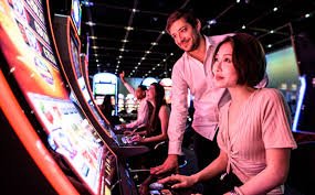 Antarmuka cicakwin menampilkan kategori sportsbook, live casino, dan slot games